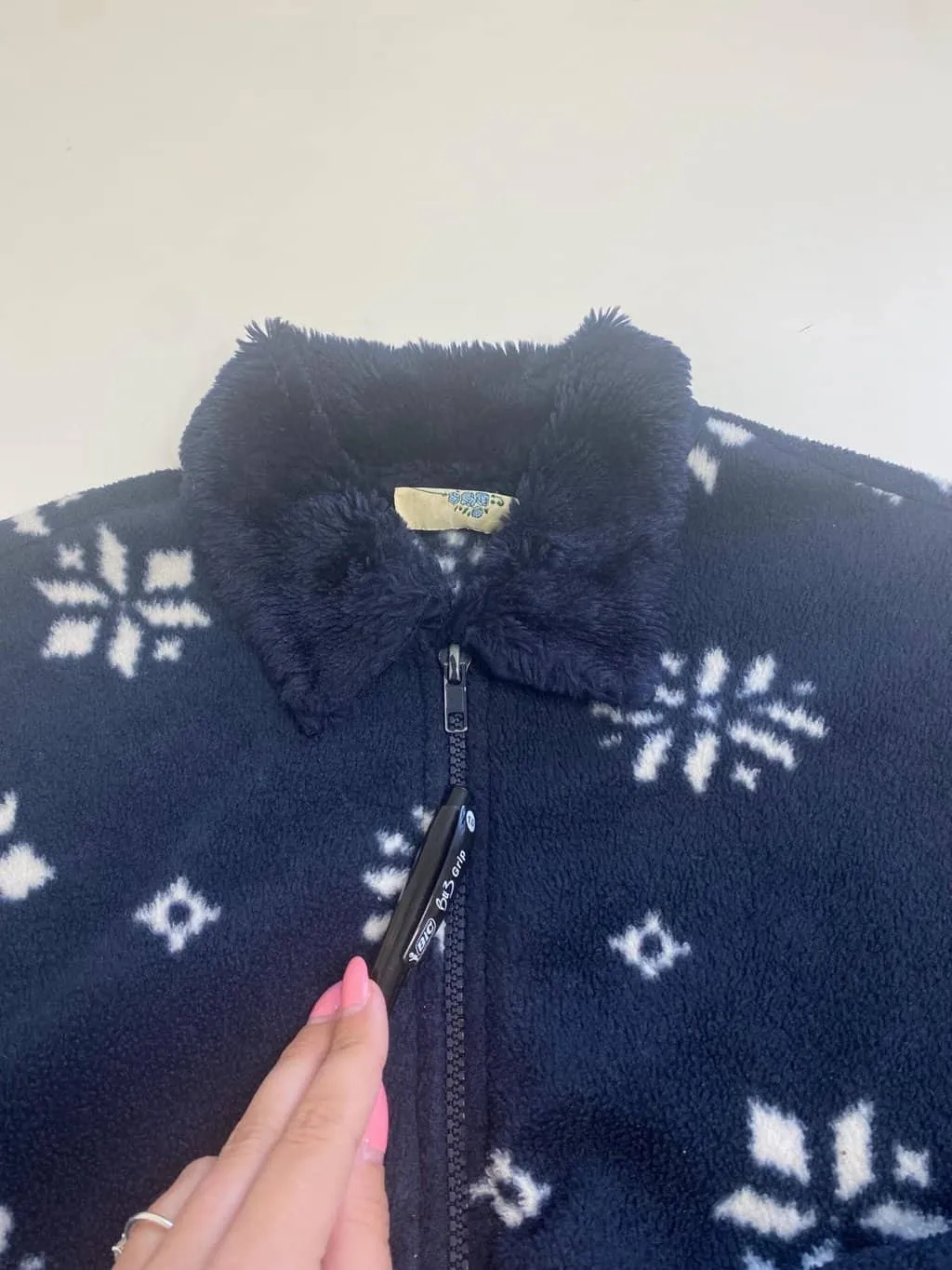 Women’s vintage snowflake patterned fleece with faux fur collar – Medium / Large